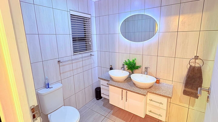 5 Bedroom Property for Sale in Reebok Western Cape